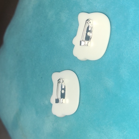 2 Hello Kitty Pins - Picture 11 of 15